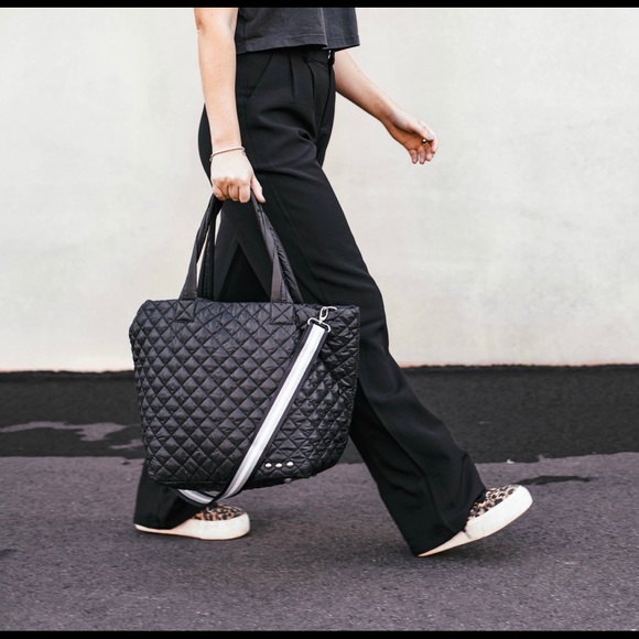 Private Label Handbags - QUILTED SOHO TOTE BAG IN BLACK WITH REMOVABLE WRISTLET POUCH